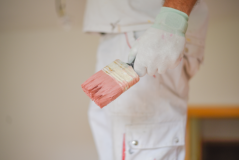 ¿Cuál es la manera correcta de limpiar las brochas de pintar?